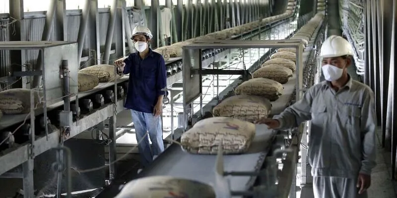 Hình ảnh thực tế về sản phẩm xi măng thành phẩm được đóng bao chuẩn bị xuất xưởng