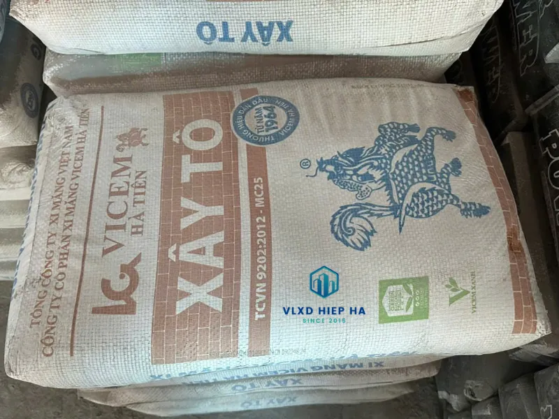 Công nhân đang thực hiện công tác trát tường bằng xi măng Hà Tiên