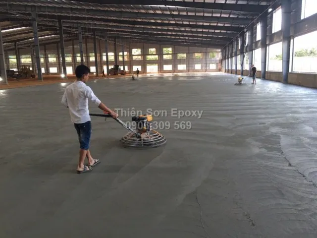 Xoa nền bê tông bằng máy power trowel