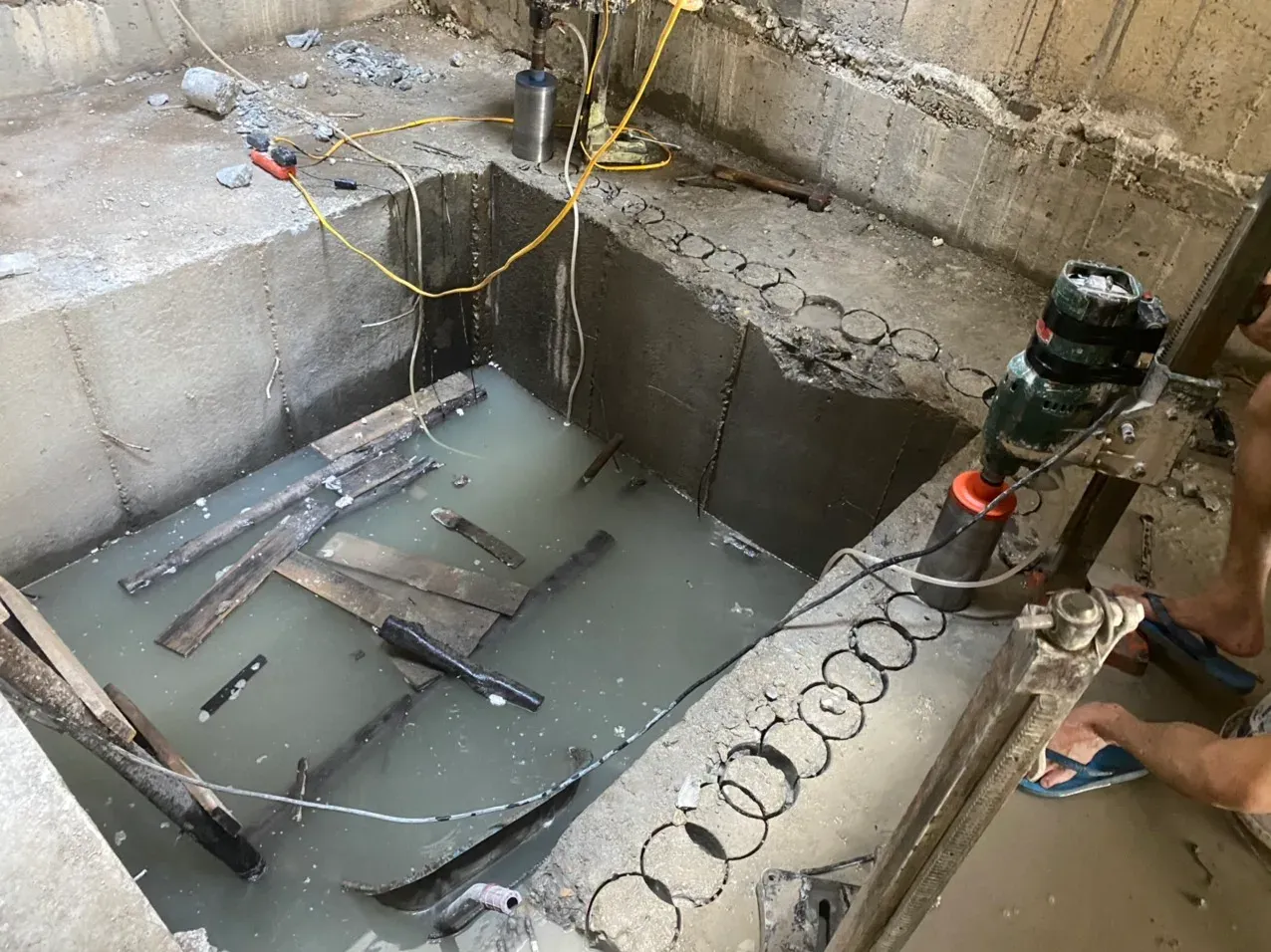 Nhân viên thi công khoan rút lõi bê tông tại công trình Bắc Ninh chuẩn kỹ thuật