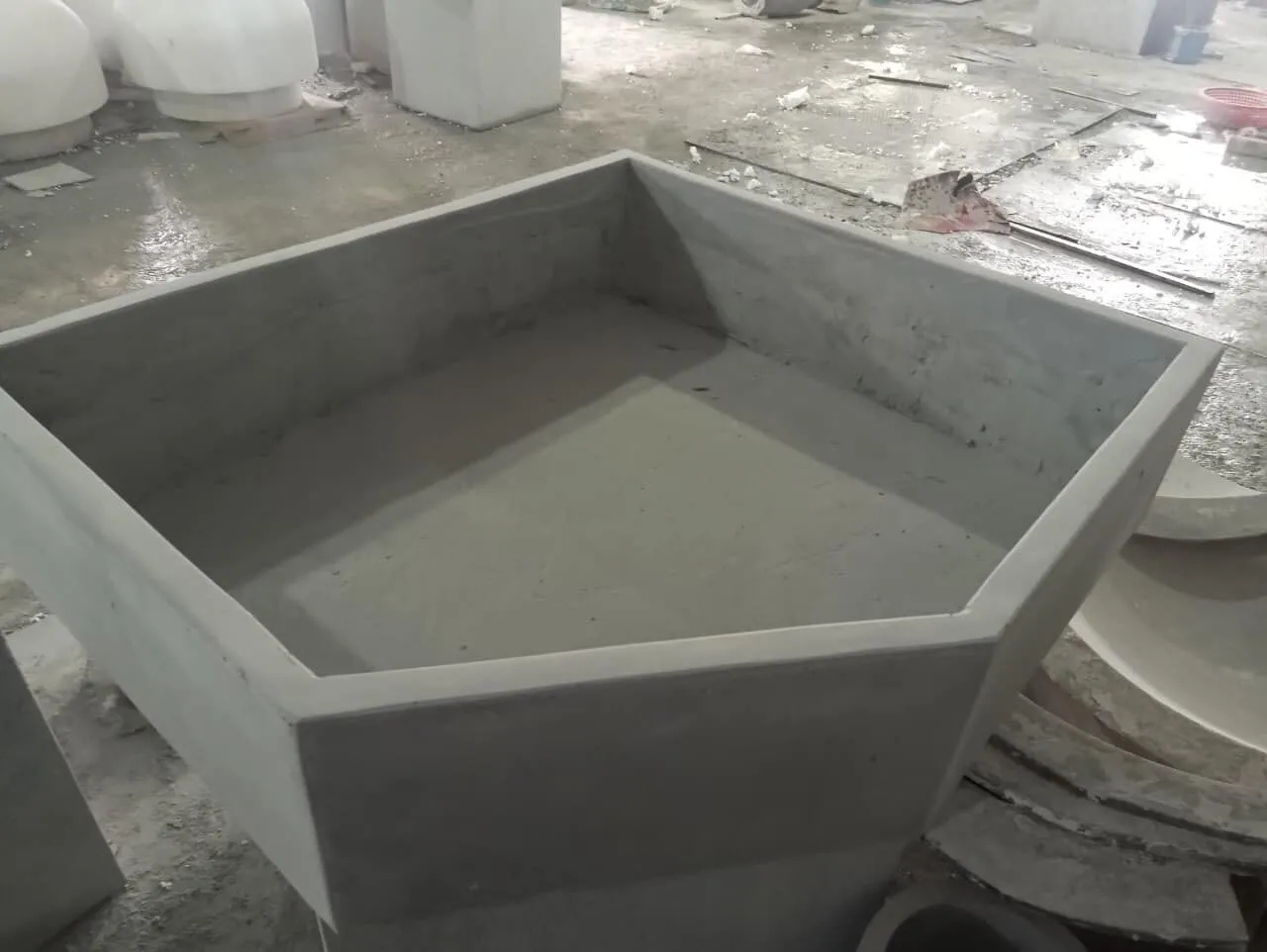 Kiểm tra kích thước chậu xi măng thực tế tại công trình để đảm bảo sự phù hợp tuyệt đối