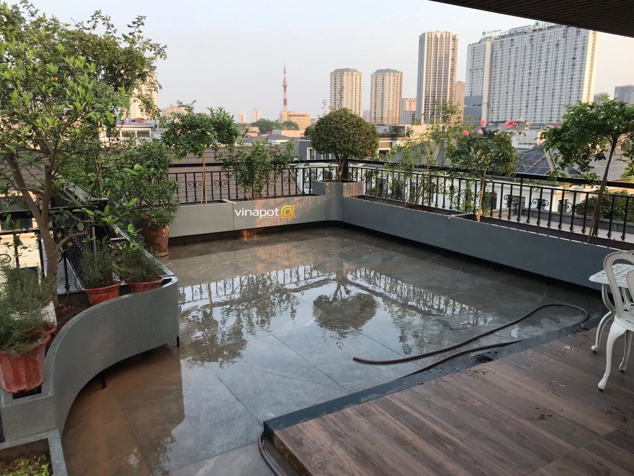 Quy trình sản xuất chậu xi măng nhẹ fiber glass hiện đại cho phép tùy chỉnh kích thước linh hoạt