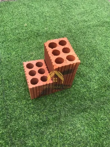 Tập kết gạch đặc tại chân công trình dân dụng đang trong giai đoạn xây thô